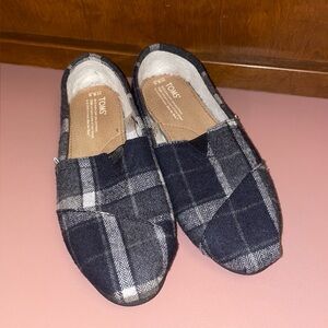 TOMS loafer 8.5w black plaid